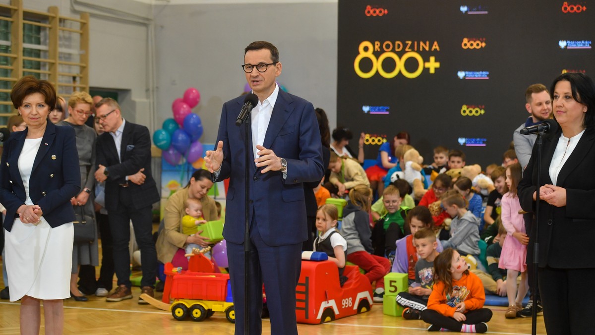 Marlena Maląg, Mateusz Morawiecki i Anita Czerwińska na konf. z okazji Międzynarodowego Dnia Rodzin. Otwock, 15.05.2023 r.