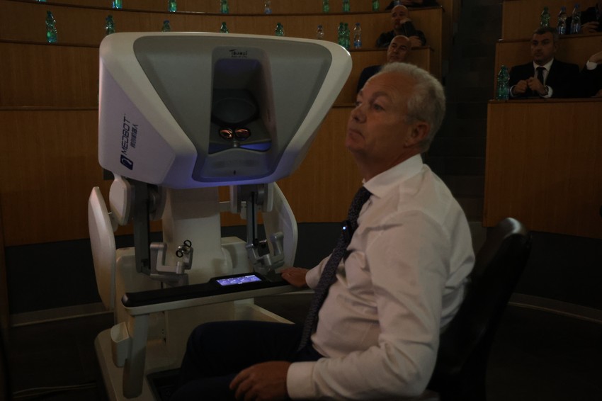 Mislim da je pravi trenutak da pređemo na sledeći nivo i da predstavimo robotsku hirurgiju Srbiji i regionu, kaže prof. dr Motri