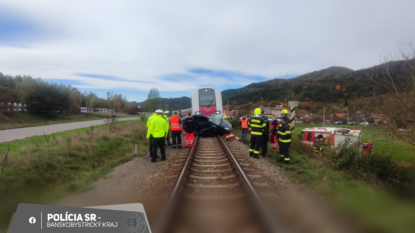 Zrážka osobného auta s vlakom skončila tragicky.