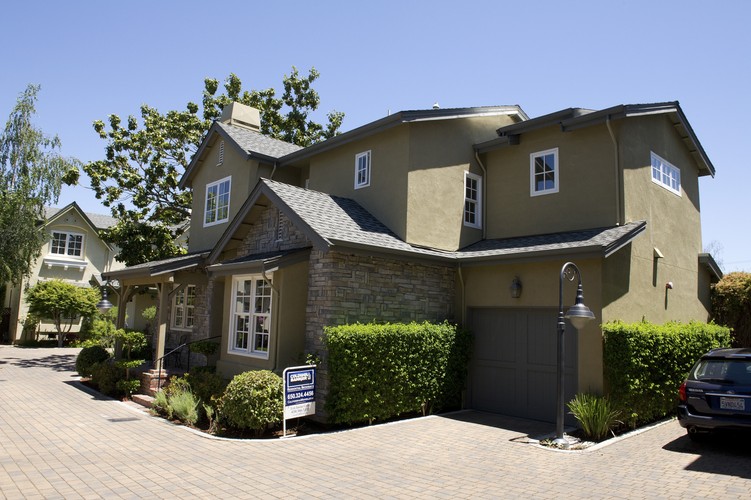 2. Poinformowanie świata o tym, że nie ma cię w domu. Lubimy dzielić się tym, że pojawiamy się w modnych kawiarniach albo na lotniskach w egzotycznych krajach. Jednak udostępnianie tych informacji całemu światu przy jednoczesnym ujawnieniu swojego adresu domowego oznacza jedno – bardzo aktualną informację o tym, kiedy nie ma cię w domu.