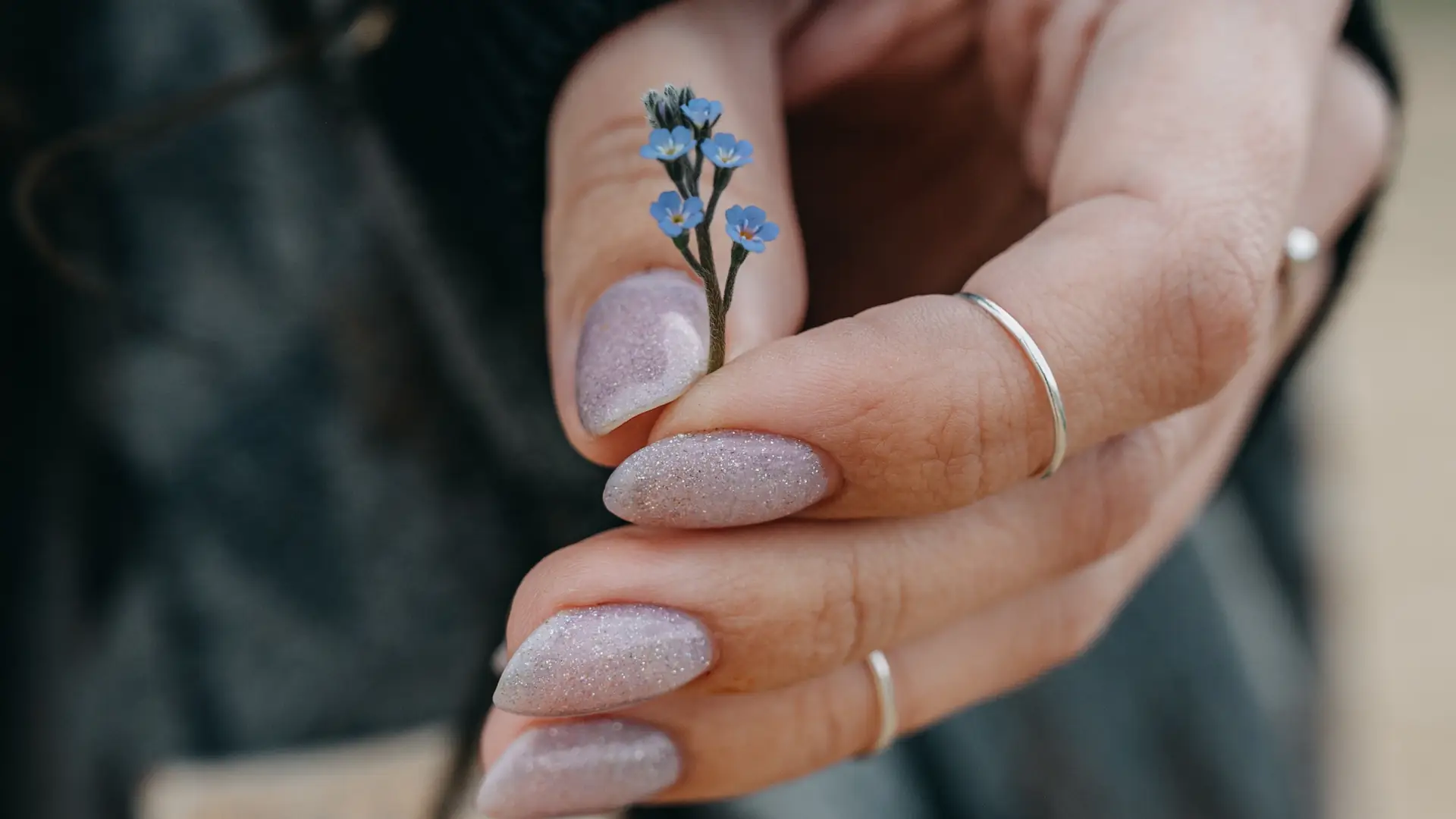 Nie wymaga bazy ani topu. Ten lakier hybrydowy jest idealny na manicure last minute