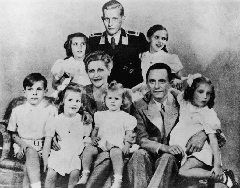 Goebbelsowie ze wszystkimi dziećmi: Helgą, Hildegardą, Helmutem, Hedwigą, Holdine i Heidrun. Na zdjęciu obecny jest też Harald Quandt - syn Magda Goebbels z pierwszego małżeństwa