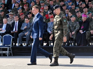 Według dziennika wysokość podwyżki ustalali Mariusz Błaszczak, minister obrony narodowej oraz prezydent Andrzej Duda