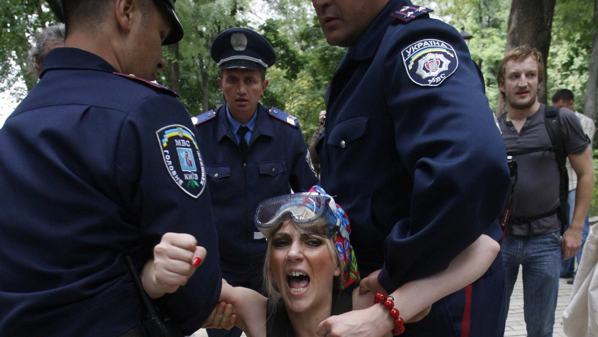 Feministki z ukraińskiego ruchu Femen zostały zatrzymane przez milicję, która zarzuca im zniszczenie kompozycji kwiatowej przed siedzibą rządu w Kijowie, poświęconej 20. rocznicy niepodległości Ukrainy.
