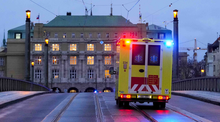 A saját apját is megölhette a prágai lövöldöző, mielőtt a Károly Egyetemnél ámokfutásba kezdett / Fotó: MTI/AP/Petr David Josek
