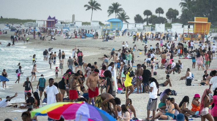 Miami Beach túlterhelődött a tavaszi szünet miatt ide érkezett több ezer szórakozni vágyó embertől, ezért a városvezetés éjféltől kijárási tilalmat rendelt el este nyolc után a bulinegyedben, a városba vezető utak közül hármat is lezártak /Fotó: MTI/EPA