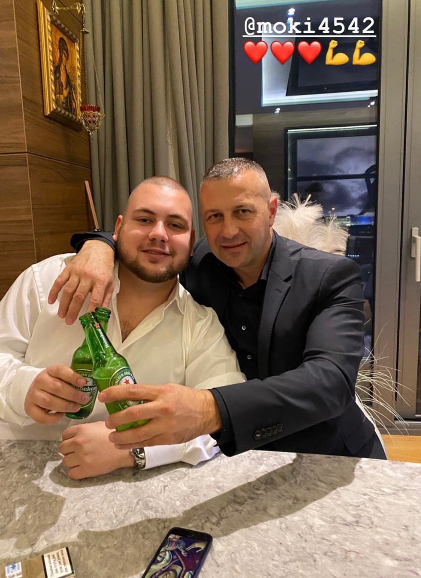 Marko Trajković sa prijateljem u porodičnom stanu
