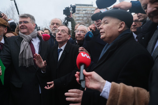 Politycy PiS Mariusz Kamiński i Maciej Wąsik, prezes PiS Jarosław Kaczyński wraz z posłami PiS przed Sejmem w Warszawie.