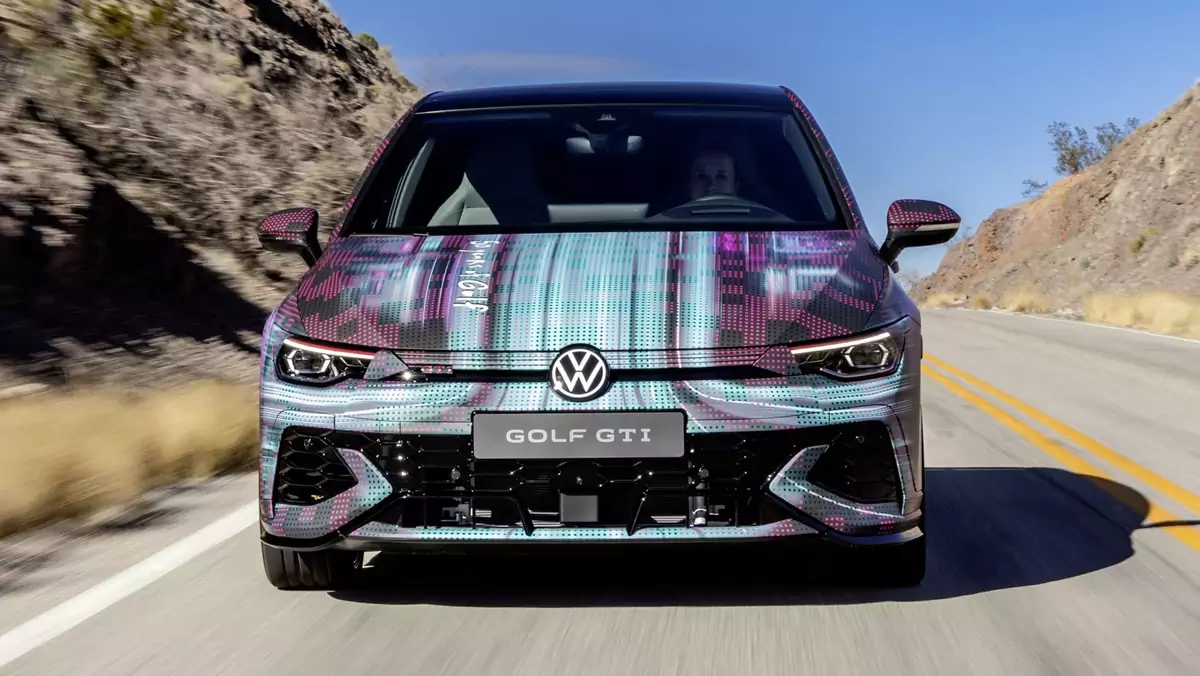 VW Golf (ósma generacja; od 2019 r.; wersja po modernizacji z 2024 r.; samochód w kamuflażu)