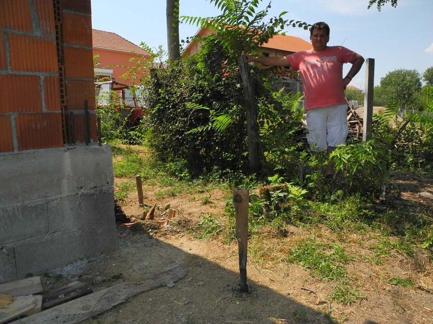 NOVA I STARA MEĐA Kerić naslonjen na staru ogradu