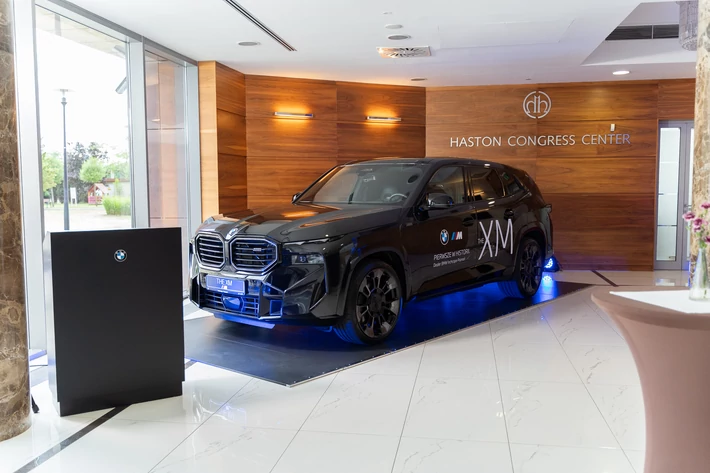 Uczestnicy Diamentów Forbesa 2023 mieli możliwość zobaczenia najnowszej elektrycznej limuzyny BMW i7.