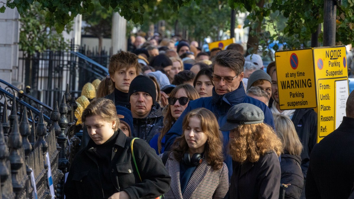 Polskie wybory parlamentarne w Londynie, kolejka przed ambasadą