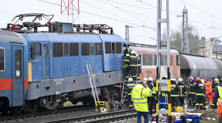 Megszólalt a mentőszolgálat a sápi vonatbalesetről, egy ember életveszélyes állapotban van / Fotó: MTI/Czeglédi Zsolt