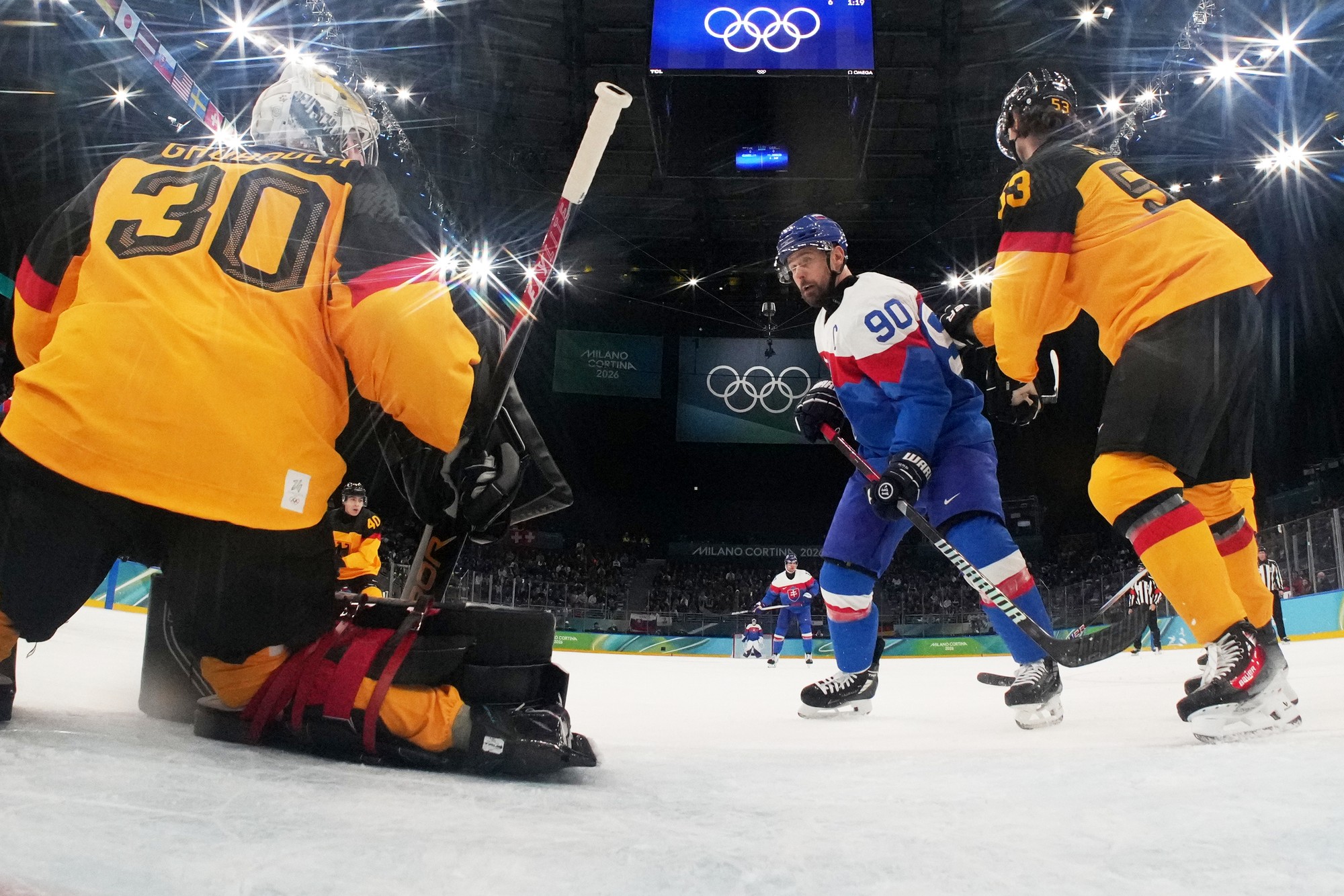 Nemecký hokejista Moritz Seider s číslom 53 na ZOH 2026. 