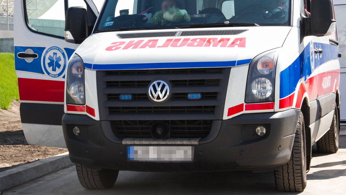 Ratownicy z karetki pogotowia gonili wczoraj uciekający przed nimi motocykl, który nie zatrzymał się po kolizji z ambulansem. Do zdarzenia doszło na ulicach śródmieścia Warszawy. Jak się okazało, kierowca uciekał, bo nie miał uprawnień do prowadzenia pojazdu - poinformował TVN Warszawa.