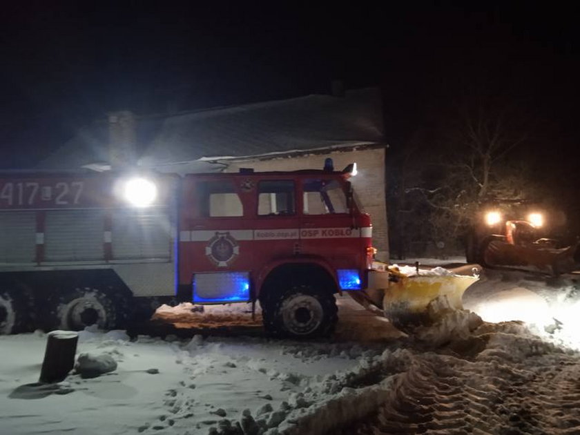 Pani Zofia zaczęła rodzić w domu, a karetka utknęła na zaśnieżonej drodze...