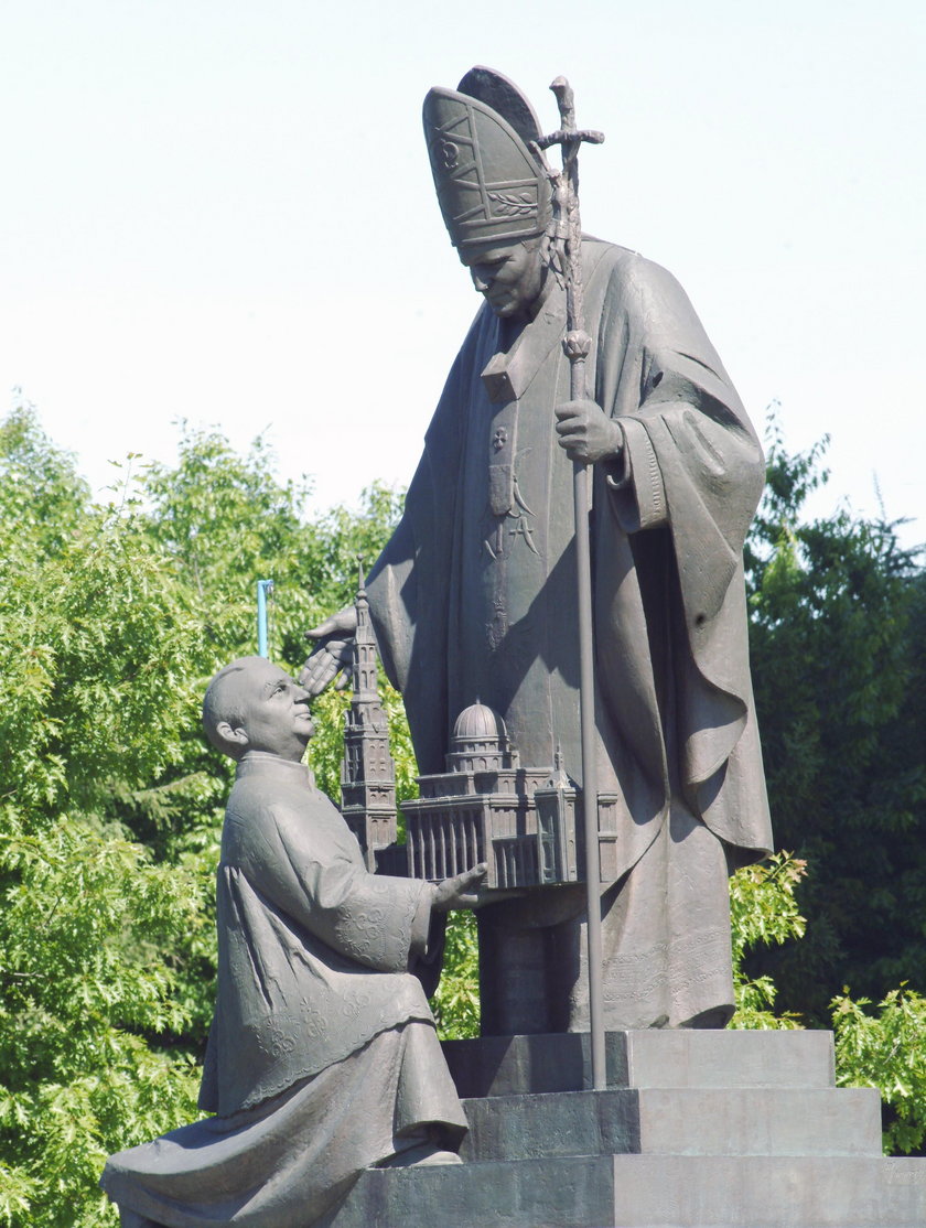 Pomnik Jana Pawła II z ks. Eugeniuszem Makulskim, który wręcza mu makietę bazyliki w Licheniu