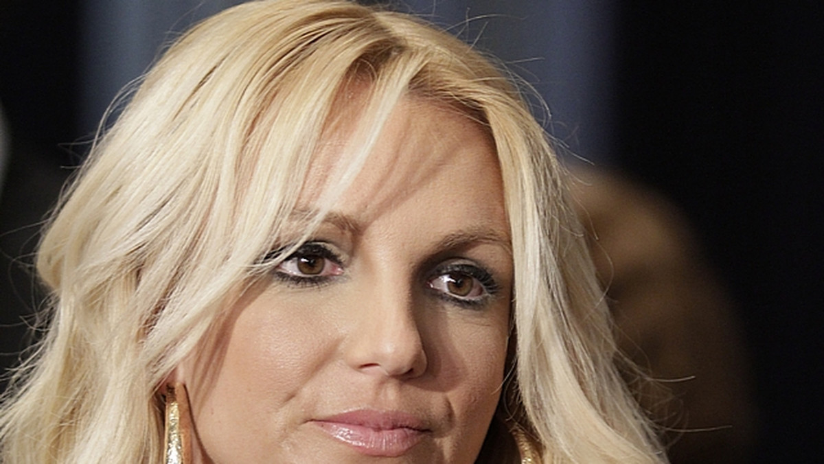 Gwiazda pop jest na krawędzi załamania nerwowego przez proces sądowy pomiędzy jej rodzicami a byłym menadżerem. Rodzina artystki obwiniła Sama Luftiego o wciągnięcie Britney w narkotyki. Urażony tym faktem mężczyzna pozwał matkę piosenkarki.