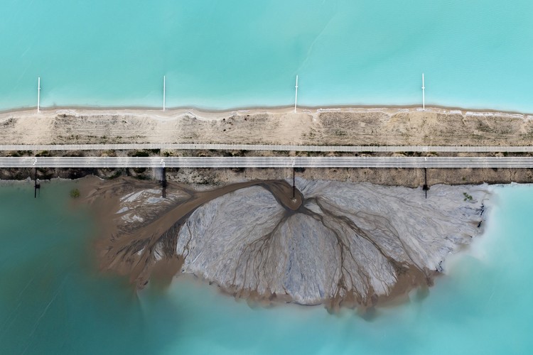 <b>Fotoreportaż - I miejsce w kategorii ŚRODOWISKO.Fot. Kacper Kowalski.</b>  „Toxic Beauty” to projekt opowiadający o kosztach produkcji przemysłowej w Polsce, a także o cechach przemysłu ciężkiego. Autor fotografuje z paralotni to, co zakłady kryją na niedostępnych z ziemi przestrzeniach. To zakłady chemiczne, sodowe, węglowe, koncerny energetyczne, kopalnie i zakłady przetwórcze. Zdjęcia prezentują kolejno: jezioro Żelazny Most (Polkowice), składowisko popiołów po produkcji energii elektrycznej w elektrowni w Turku, składowisko popiołów po produkcji energii elektrycznej w Bełchatowie, składowisko w Turku, składowisko w Bełchatowie, Police pod Szczecinem – składowisko odpadów po produkcji w Zakładach Chemicznych, składowisko w Bełchatowie, Police – Zakłady Chemiczne. Czerwiec–wrzesień 2013