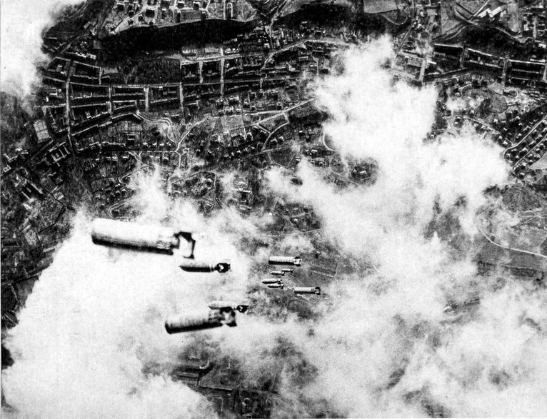 13 lutego 1945 r. niebo nad Dreznem było wyjątkowo bezchmurne. Alianci zrzucali ogromne bomby burzące, zwane wybebeszaczami budynków, zdolne obrócić w gruz niemal całą ulicę