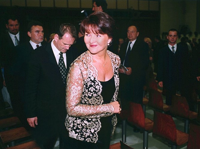 Czerń i piękna koronka w zmysłowej, mocno przejrzystej wersji. Na pokazie filmu „Quo Vadis” w Watykanie w 2002 roku Jolanta Kwaśniewska sięgnęła po najlepsze włoskie tradycje w kobiecym ubiorze.