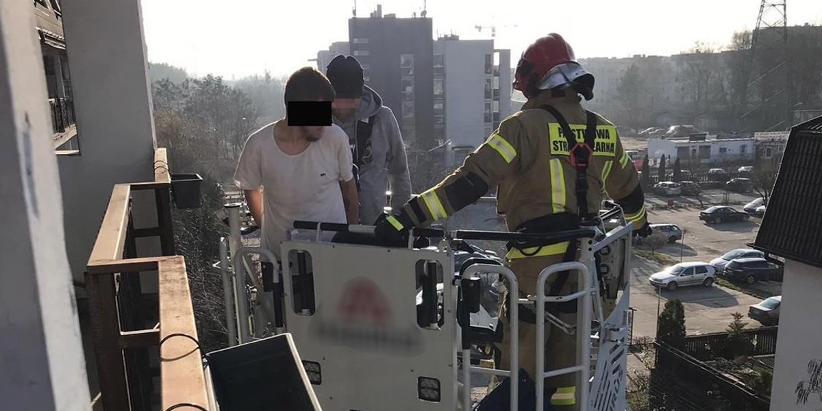 Szokujące sceny w Warszawie. Mężczyzna uciekał przed policją po balkonach