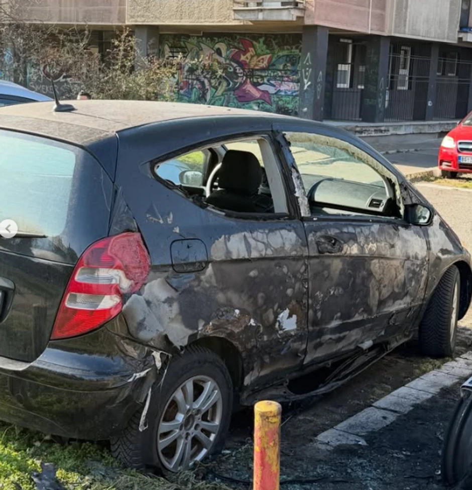 Oštećeno vozilo u noćašnjem požaru u Zemunu