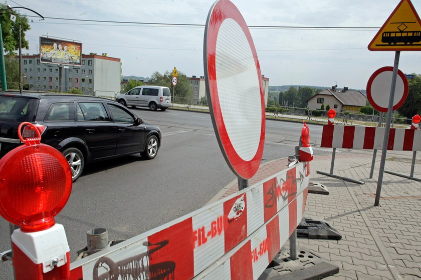 Zamknięte torowisko na zbiegu ulic Katowickiej i Bohaterow Westerplatte w Rudzie Śląskiej