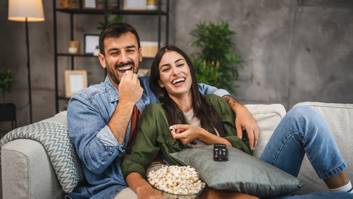  Kako sedite sa partnerom u dnevnoj sobi? 7 položaja koji otkrivaju mnogo o vašoj vezi / ILUSTRACIJA