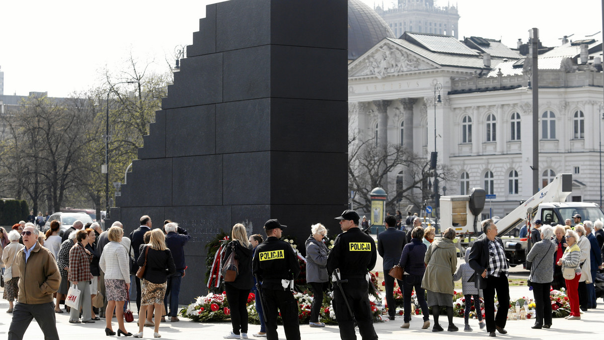 Dziś w Warszawie odbędą się obchody kolejnej miesięcznicy smoleńskiej. Będą one miały jednak inną formę niż do tej pory. Po raz pierwszy przed Pałac Prezydencki nie przejdzie Marsz Pamięci. Marszałkowie Sejmu i Senatu, ministrowie oraz politycy Prawa i Sprawiedliwości wzięli dziś rano udział we mszy św. odprawionej w warszawskim kościele seminaryjnym w intencji ofiar katastrofy smoleńskiej.