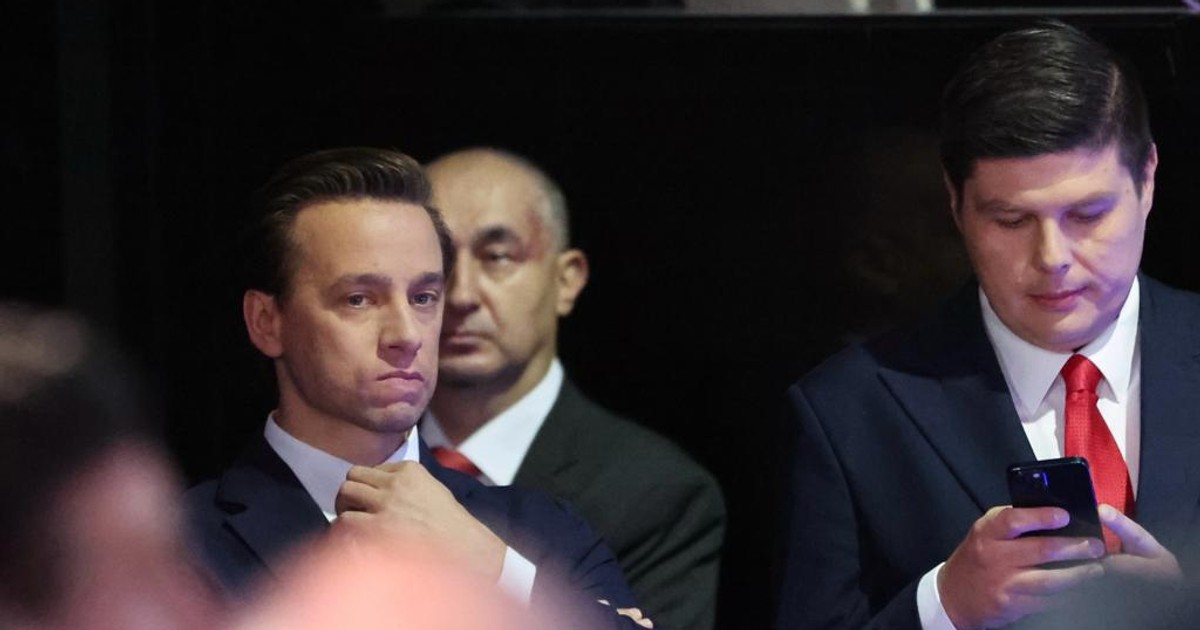 Czy to mina zwycięzcy? Tak Krzysztof Bosak wyglądał na wieczorze wyborczym...