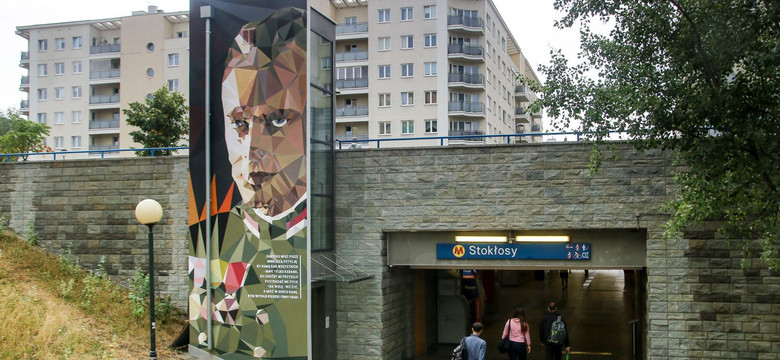 Murale z wybitnymi Polakami przy wejściach do metra w Warszawie