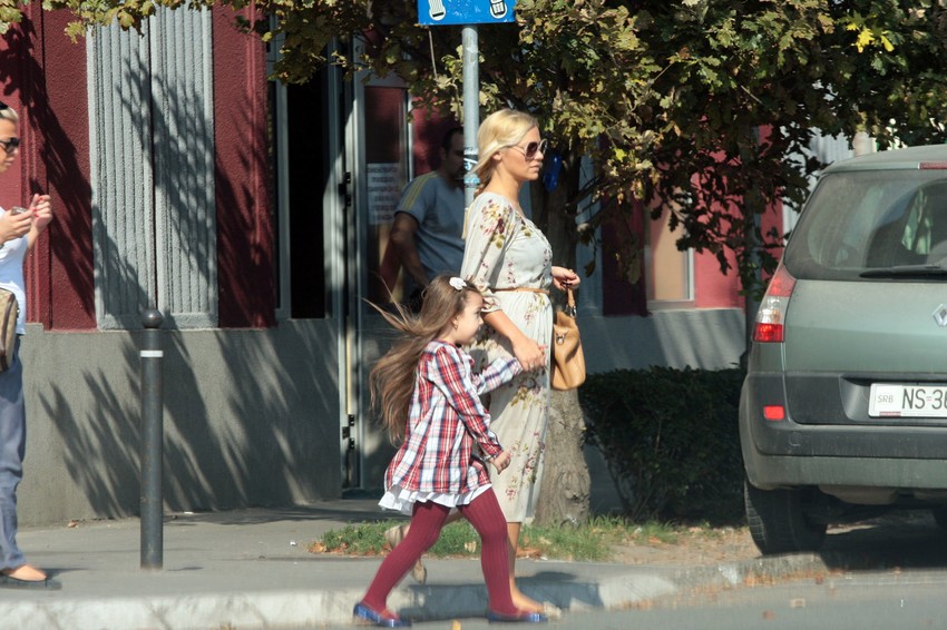 Hana se odlično snašla u klupi kao đak prvak: Nataša i Hana