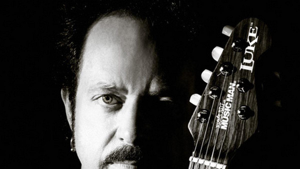 Steve Lukather, amerykański gitarzysta, wokalista, aranżer i producent nagraniowy, najlepiej znany z wieloletniej pracy z zespołem Toto, zagra w Polsce jeden koncert w ramach promocji swojego solowego albumu, którego premiera zaplanowana jest na początek przyszłego roku. Koncert odbędzie się 9 kwietnia 2013 roku w warszawskim Klubie Stodoła.