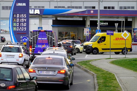 Srpski vozači u Hrvatskoj dobijaju tajne signale za gorivo! Ivan za "Blic Biznis": "Ubačen sam u dve grupe, korisno je"