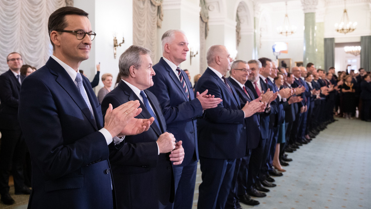 Liczba wiceministrów w rządzie PiS ponownie zaczyna rosnąć. Obecnie gabinet Mateusza Morawieckiego tworzy 110 osób. Do rekordowego wyniku z 2018 r. jeszcze brakuje, ale proces rekonstrukcji gabinetu wcale się nie zakończył. Na politycznej giełdzie krążą kolejne nazwiska.