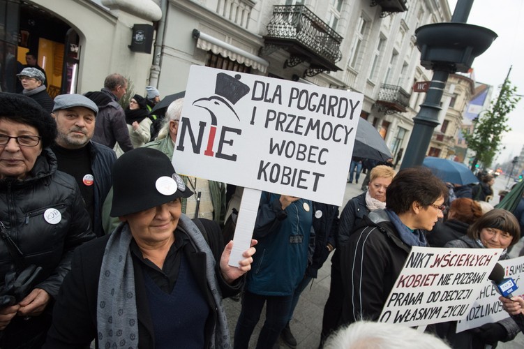 Protest Parasolkowy w obronie praw kobiet zorganizowany przez Inicjatywę Polska oraz Łódzkie Dziewuchy Dziewuchom odbył się przed siedzibą PiS przy ul. Piotrkowskiej. W poniedziałek, w ramach Ogólnopolskiego II Strajku Kobiet w wielu miastach Polski odbyły się demonstracje i protesty miedzy innymi przeciwko próbom zaostrzana prawa antyaborcyjnego.