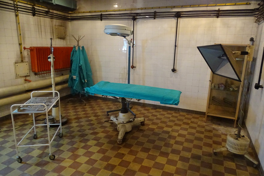 Sala operacyjna w podziemnym szpitalu