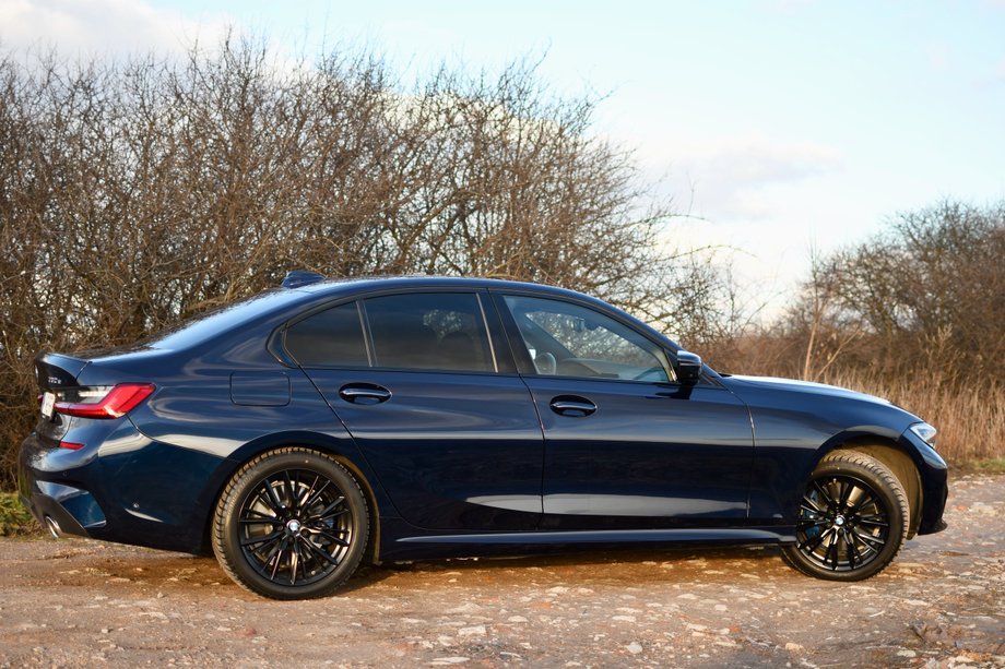 BMW 330e od benzynowego odpowiednika 330d w warstwie stylistycznej różni się wyłącznie detalami.