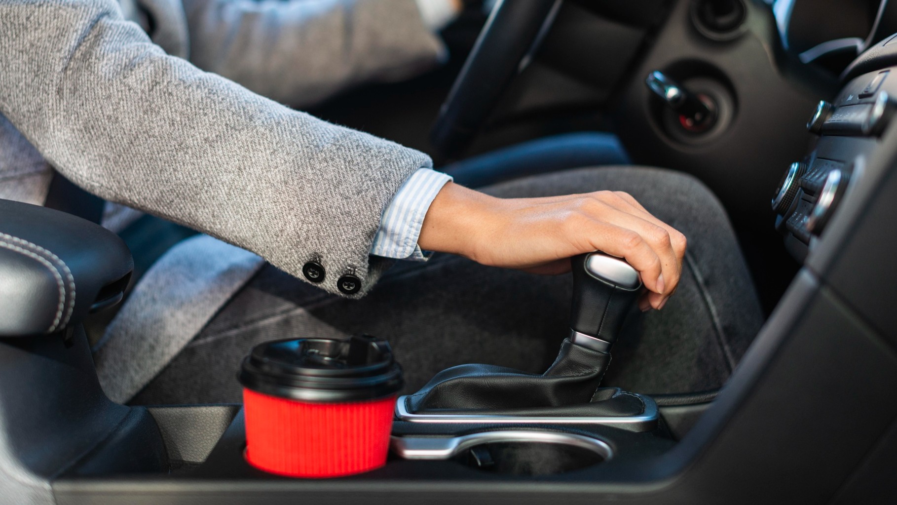 Robíte to aj vy? Tento zlozvyk vám zničí prevodovku a stojí tisíce eur!