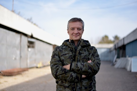 OKO KUĆE PAŠNJACI, A NA IMANJU BAZEN I KONJI Zavirite na plac Mašana Lekića: Evo kako je sredio vikendicu van Beograda (FOTO)