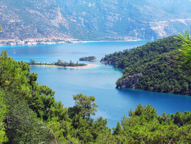 <b>Turcja</b>
<br></br>
Turcja cieszy się sporym zainteresowaniem turystów. Według najnowszego rankingu Światowej Organizacji Turystyki to 6. najpopularniejszy cel wakacyjnych podróży na świecie. 
<br></br>
Wiza turecka może być opłacona bezpośrednio na przejściu granicznym (np. na lotnisku) lub wcześniej poprzez Internet. Ta druga opcja jest nieco tańsza. Wiza upoważnia do jednorazowego pobytu w tym kraju maksymalnie do 90 dni, choć sama wiza ważna jest 180 dni z możliwością wielokrotnego przekraczania granicy. 
<br></br>
Więcej informacji na stronie <a href=