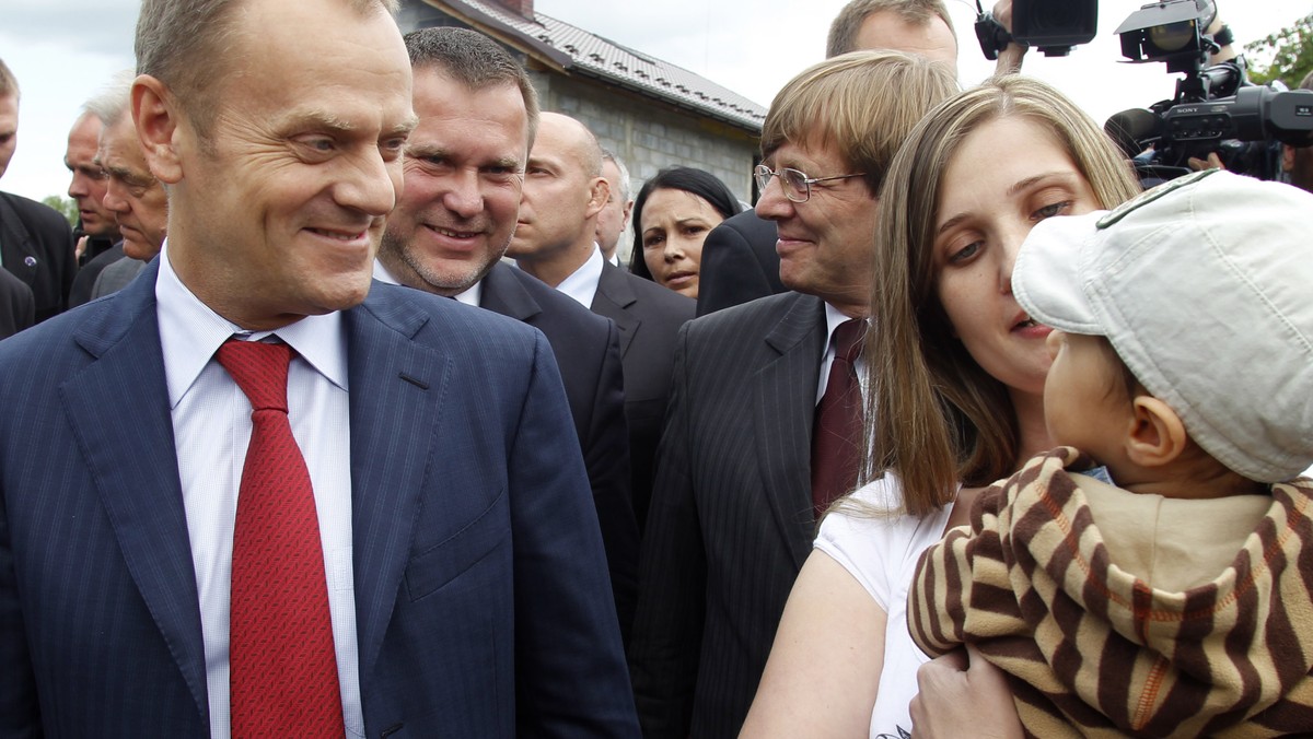 BIERUŃ PREMIER DONALD TUSK U POWODZIAN