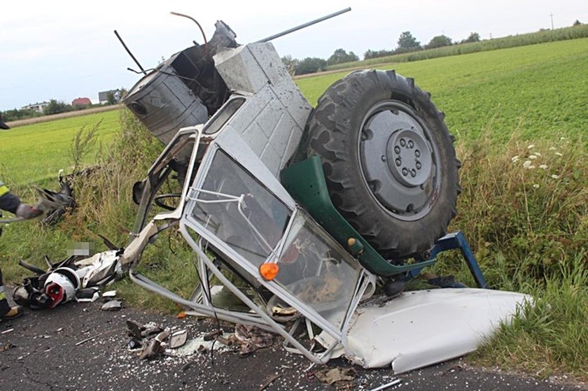 Dwaj motocykliści uderzyli w traktor. Jeden z nich zginął na miejscu. Siła uderzenia była tak potężna, że ciągnik dosłownie się rozsypał