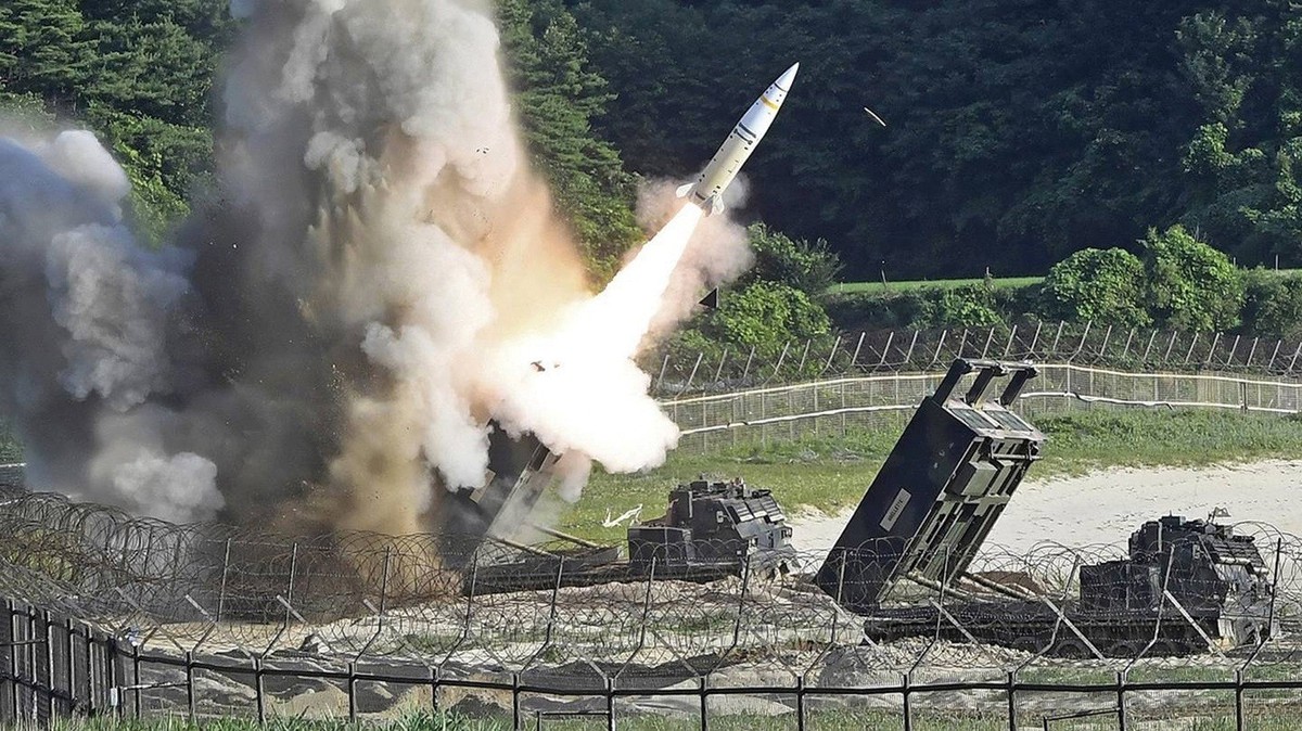 M270 MLRS to gąsienicowy odpowiednik M142 HIMARS. Na zdjęciu widzimy dwie wyrzutnie oraz pocisk MGM-140 ATACMS.