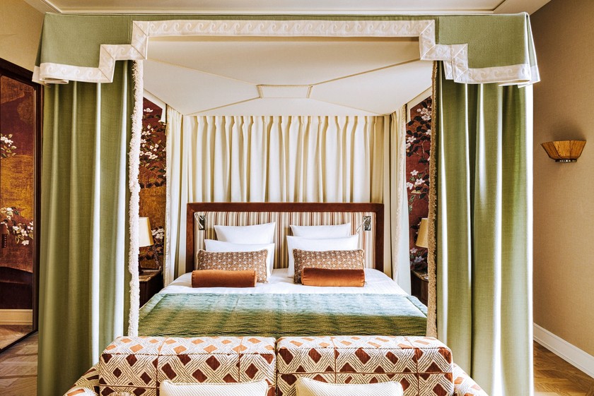 SAINT JAMES Das unlängst wieder eröffnete Luxushotel liegt, umgeben von einem Garten, im ruhigen 16. Arrondissement von Paris. 