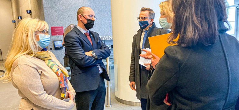 Komisja ds. pedofilii. Posłowie niewpuszczeni na kontrolę. "GW" pisze o bizancjum i zarobkach