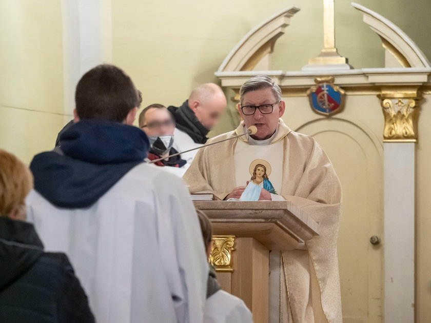 Ksiądz, który groził bronią protestującym, złożył rezygnację