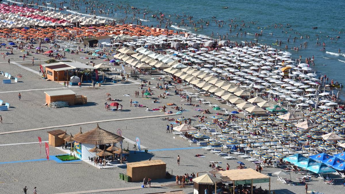 Șapte din primele zece destinații din România nu au mai fost atractive pentru turiștii români în 2026, arată datele INS. Constanța, singura mare excepție