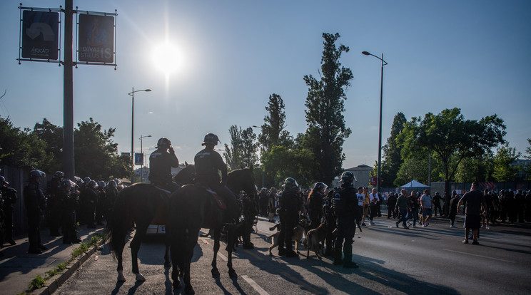 Kutyás és lovas rendőrök a labdarúgó Európa-liga döntőjének helyszíne, a Puskás Aréna mellett/ Fotó:MTI/Balogh Zoltán